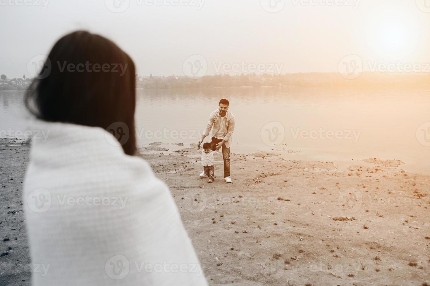 mamá mira a papá con un niño pequeño foto