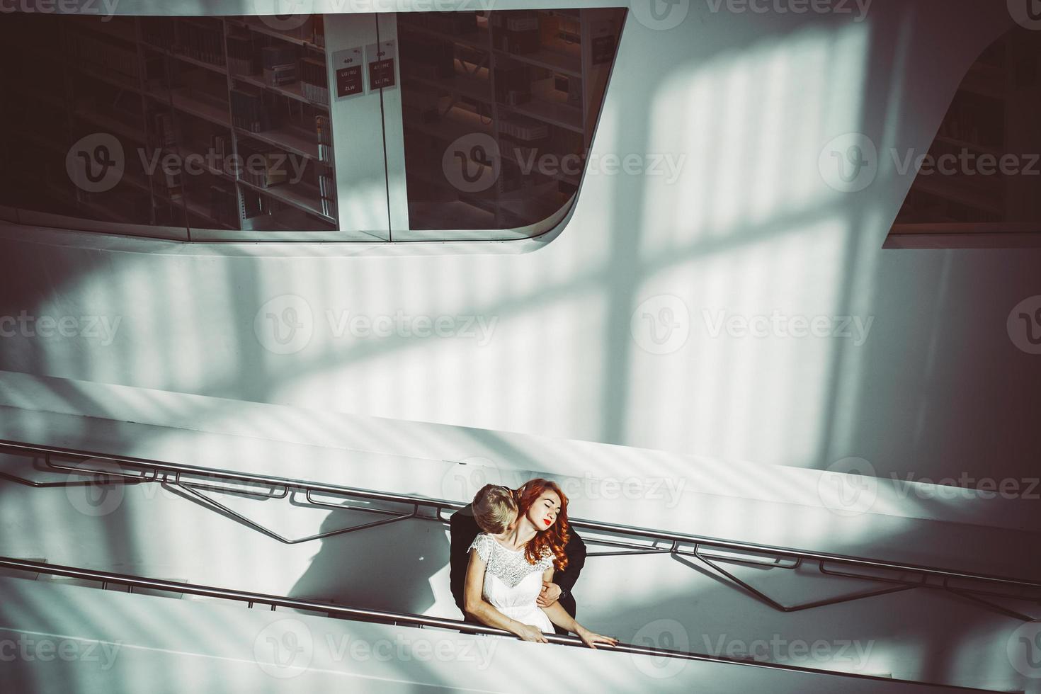 pareja de novios en un edificio futurista foto