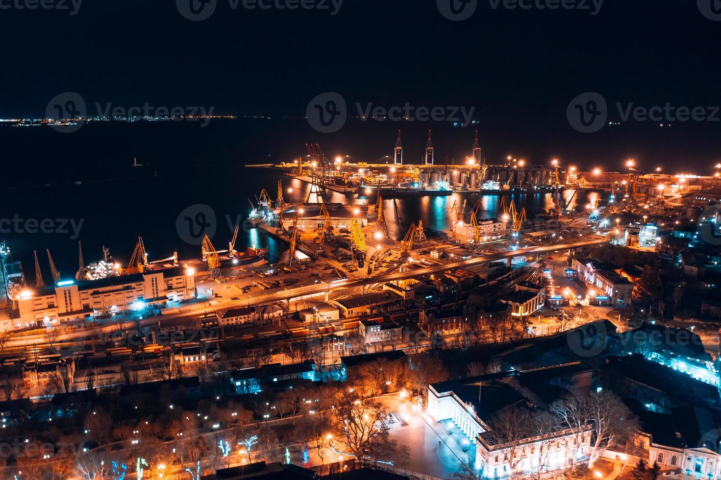 vista aérea del puerto de carga marítima y la terminal de contenedores foto