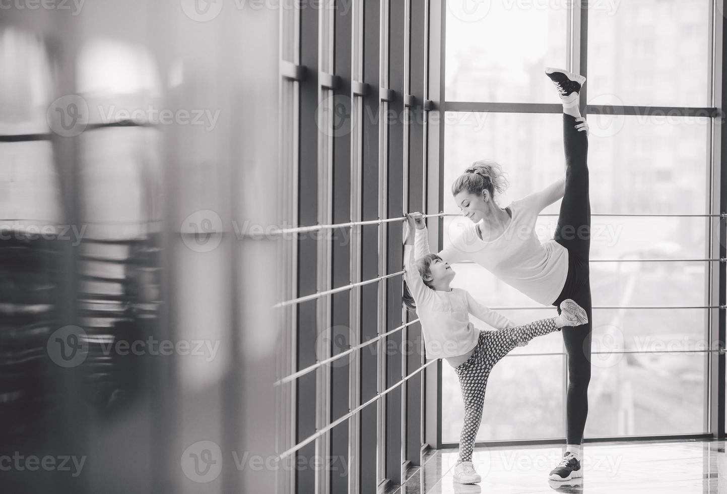 familia encantadora pasa tiempo en el gimnasio foto