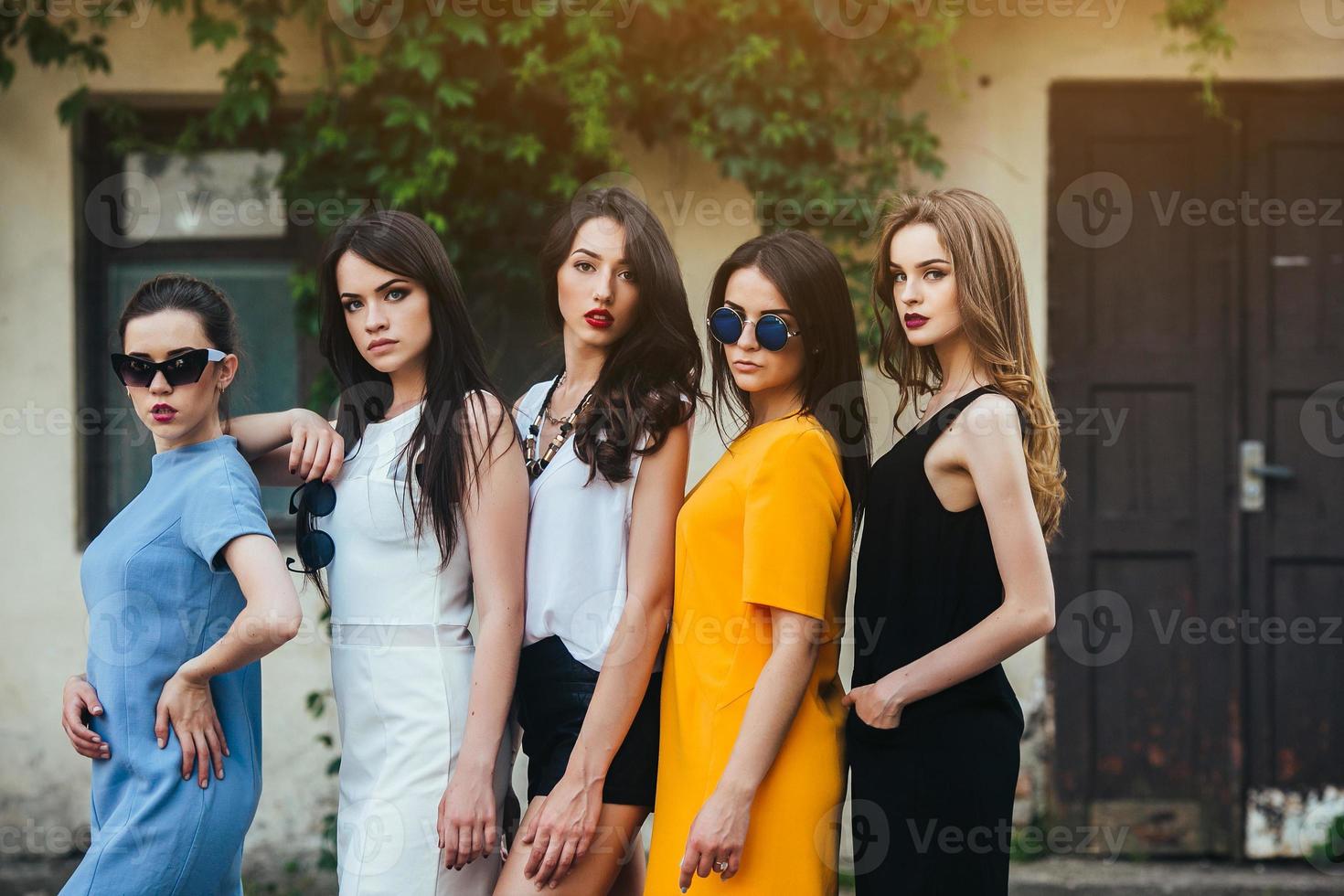 cinco hermosas chicas jóvenes en vestidos 11366361 Foto de stock en Vecteezy