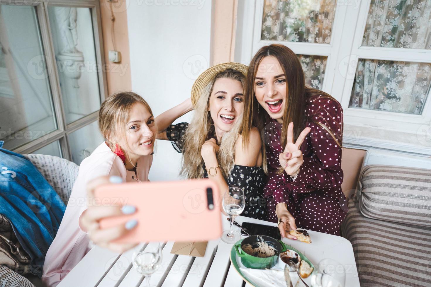 tres chicas en la mesa foto