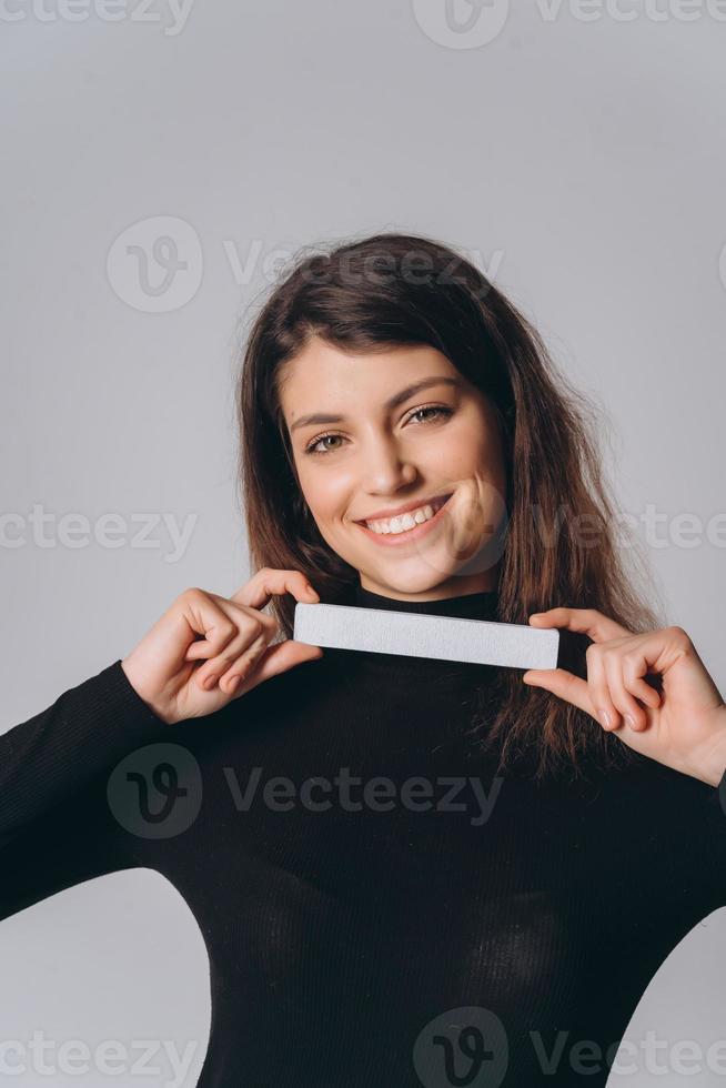 retrato de una mujer muy sonriente posando aislada foto