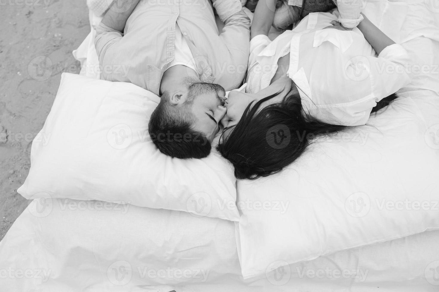 pareja feliz relajándose juntos en el colchón foto