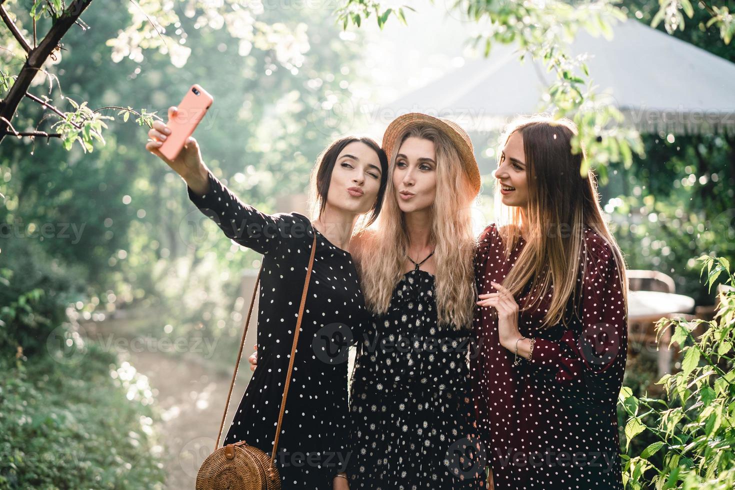 tres chicas en un parque de verano foto