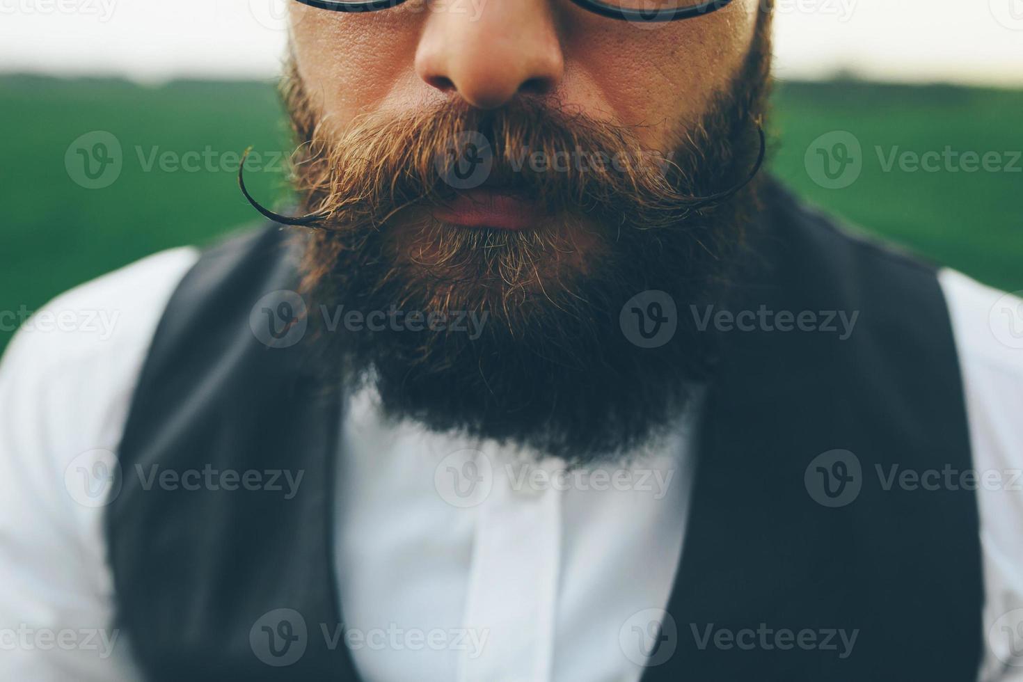 hombre barbudo preparándose para afeitarse en el campo foto
