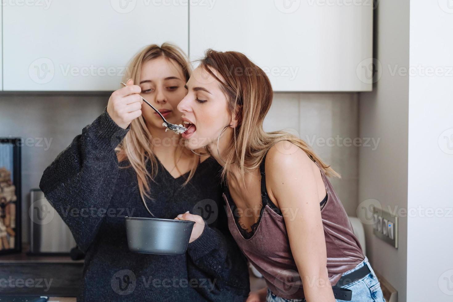 dos chicas comen gachas en casa foto