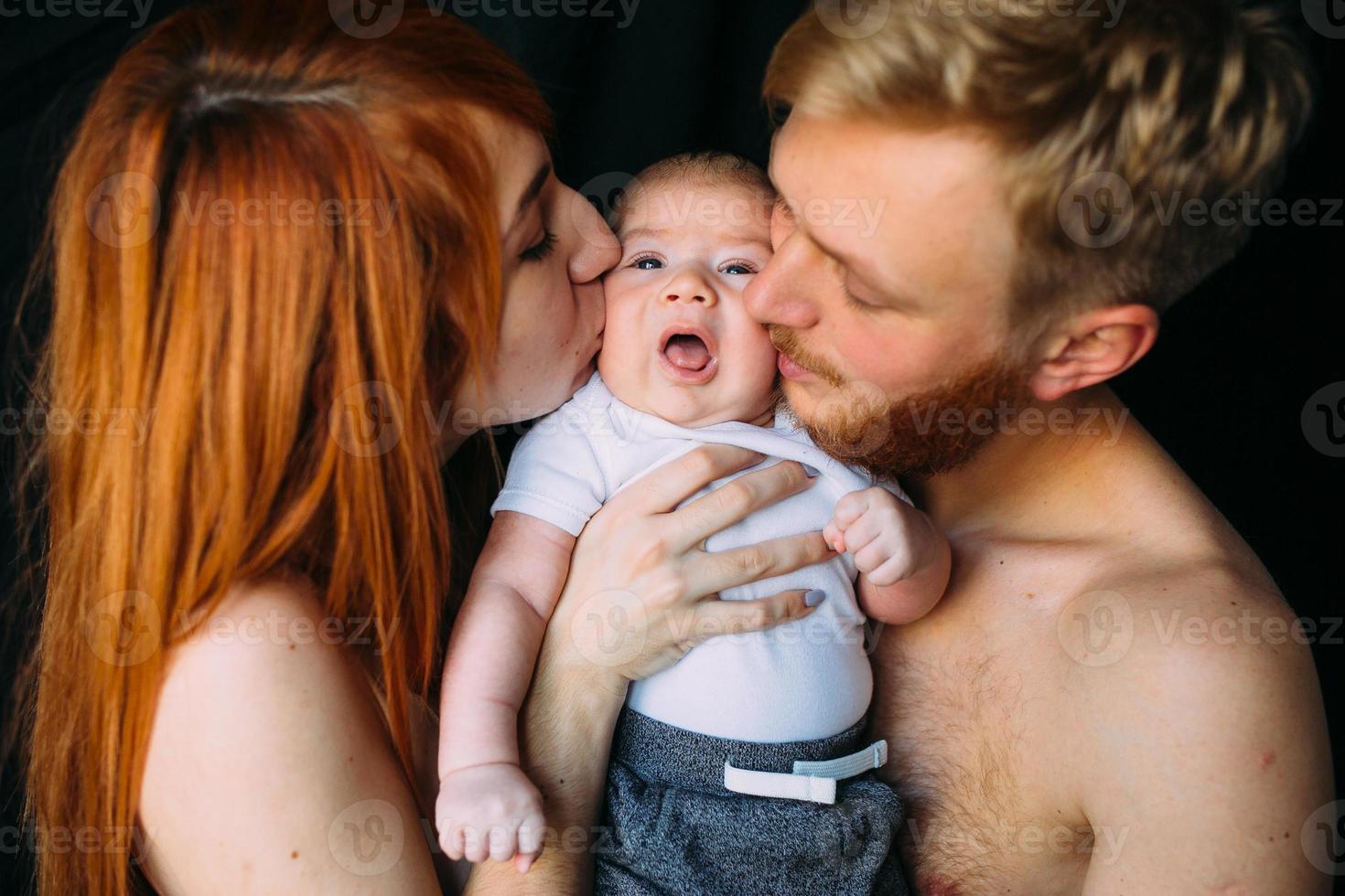 familia feliz sobre un fondo negro foto