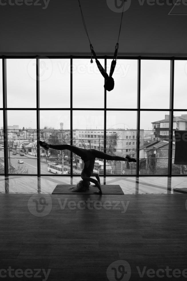 mujer haciendo yoga foto