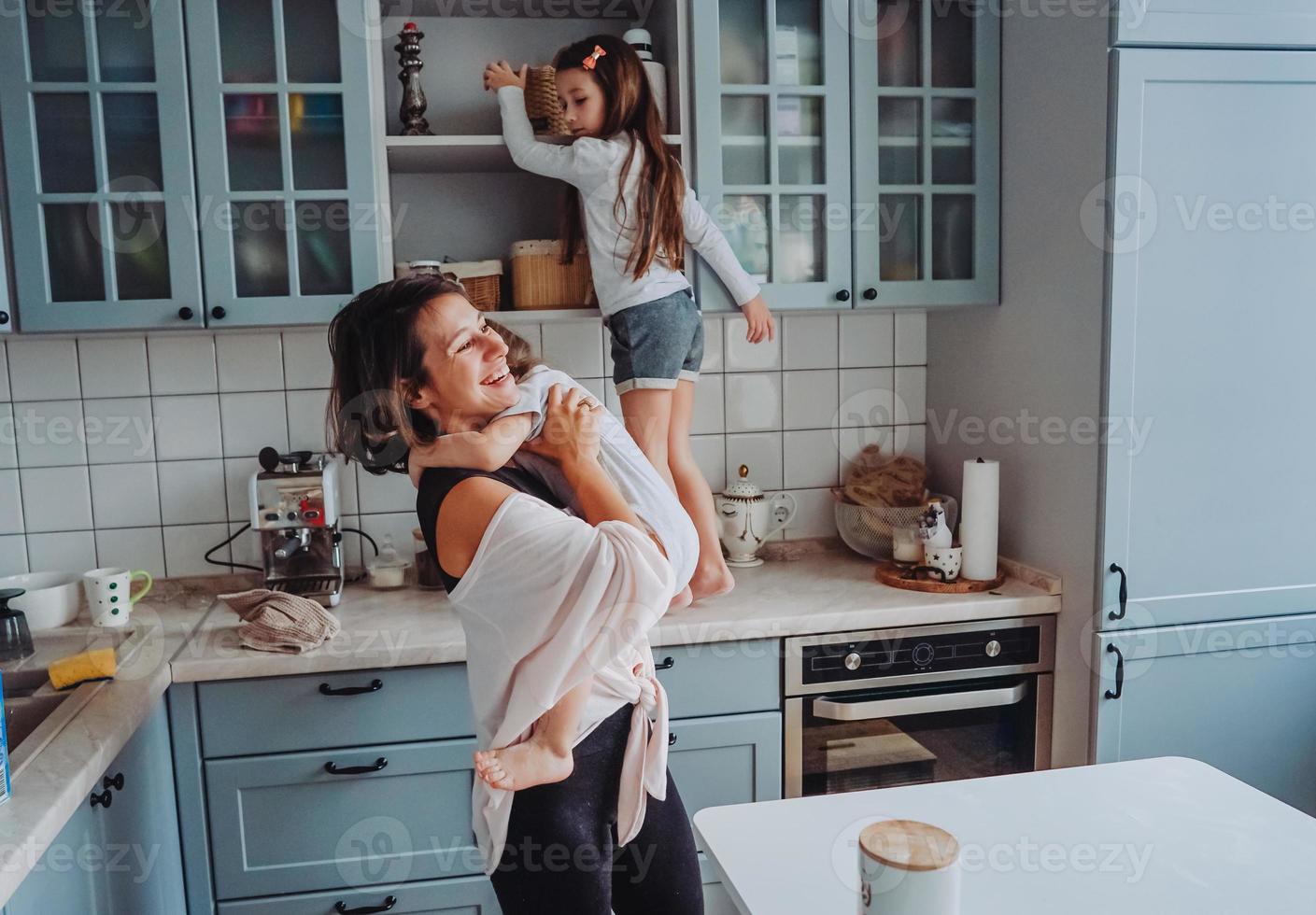 familia feliz divirtiéndose en la cocina foto