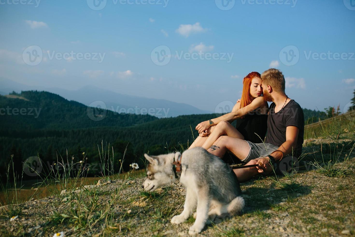 foto de una pareja en la montaña