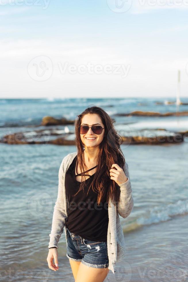 hermosa jovencita posando junto al mar foto