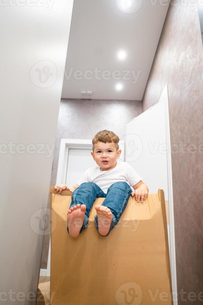 pequeño y lindo bebé sentado en una caja de cartón foto