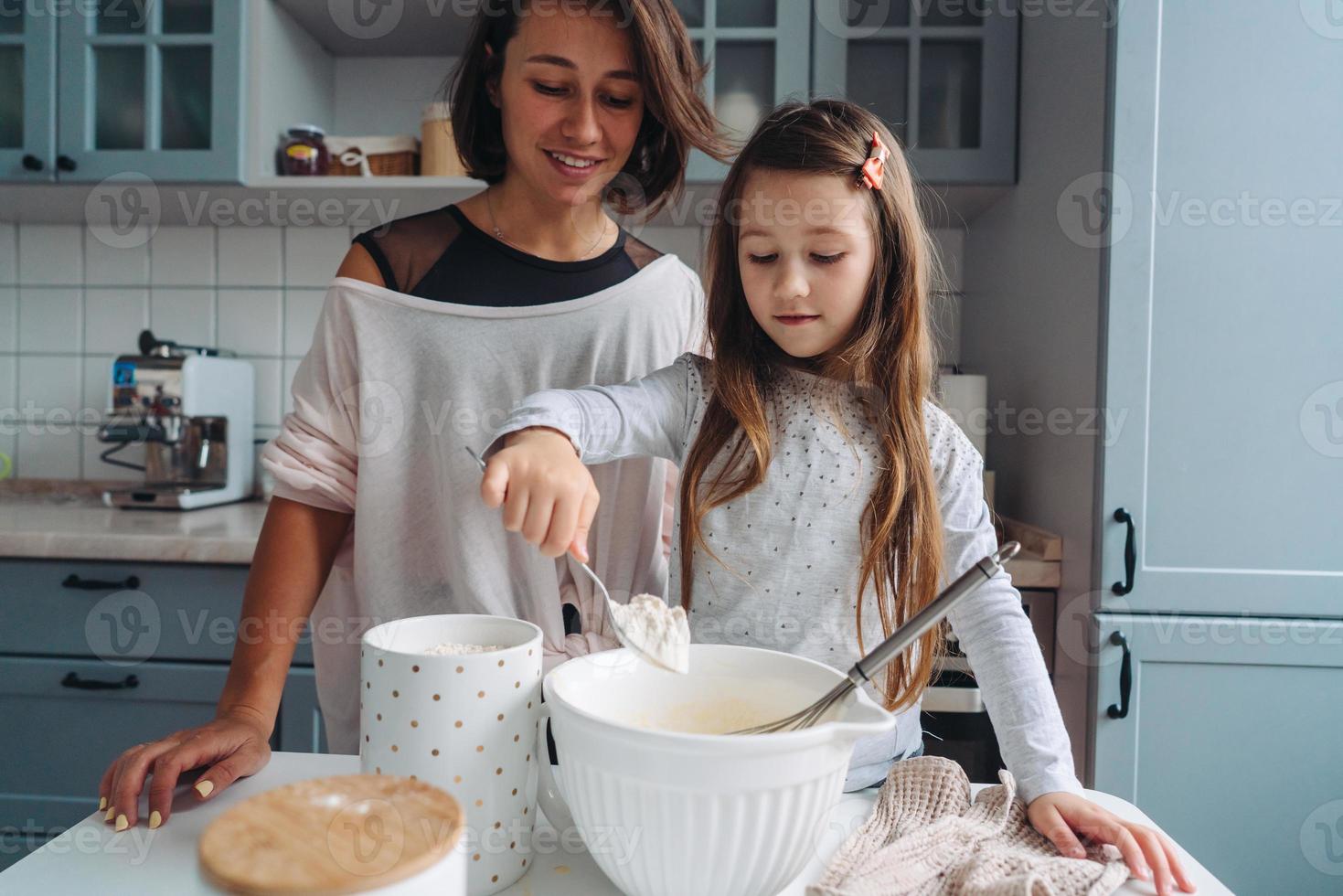 familia feliz cocinar juntos en la cocina foto