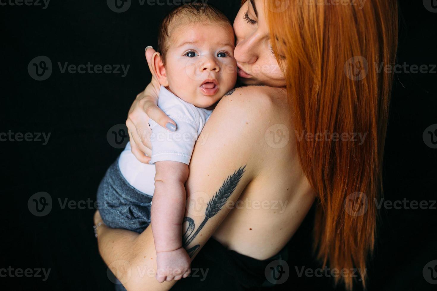 joven madre mujer sosteniendo a su hijo bebé foto