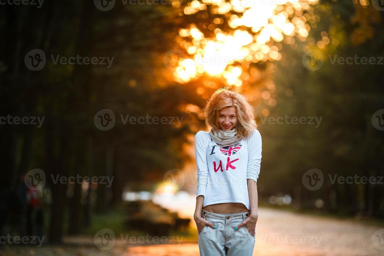 hermosa chica en la luz del atardecer foto