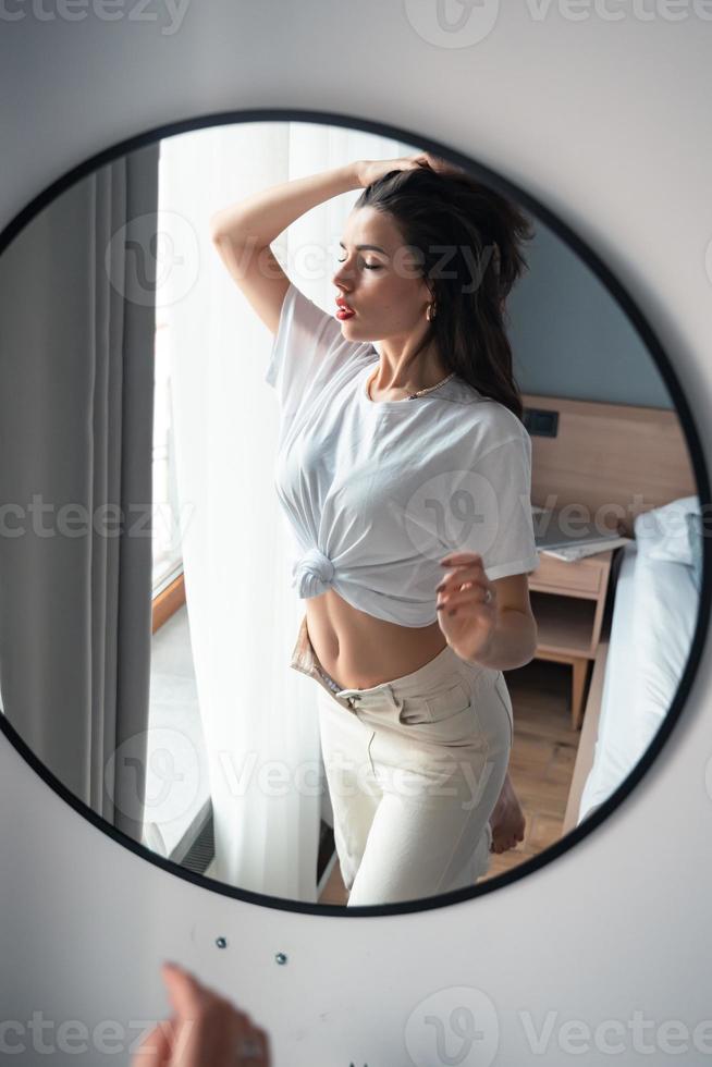cerrar el retrato de la mujer en el espejo foto