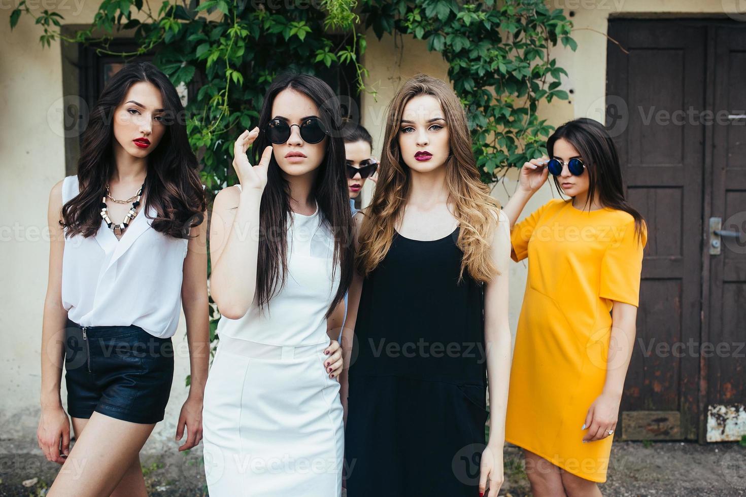 cinco hermosas chicas jóvenes en vestidos 11368647 Foto de stock en Vecteezy