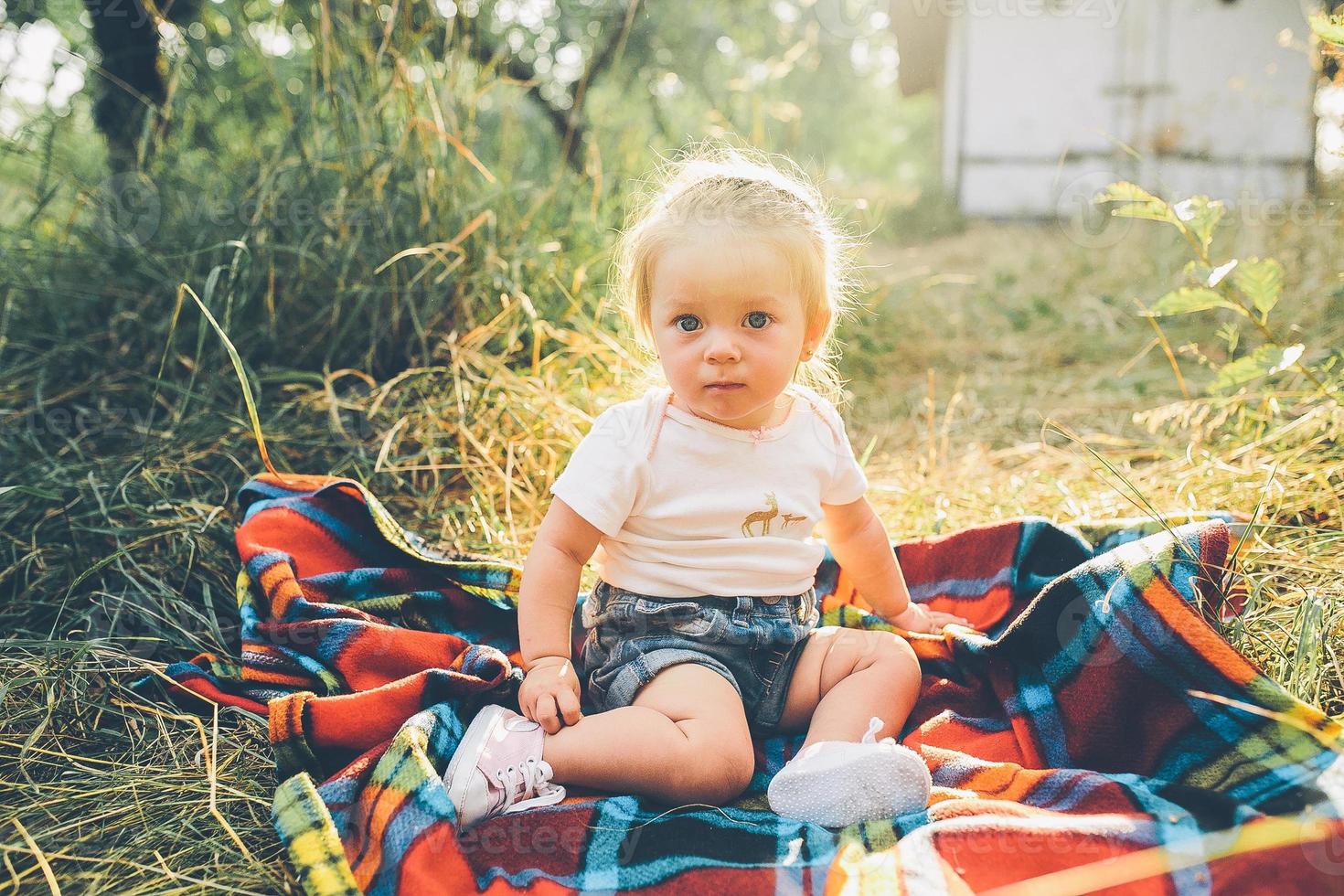 niña sentada en el césped foto