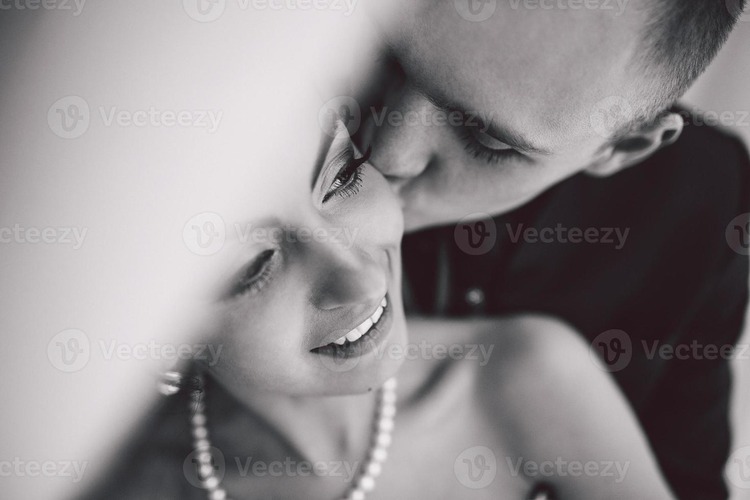 hermosa pareja de novios europeos en la habitación del hotel foto