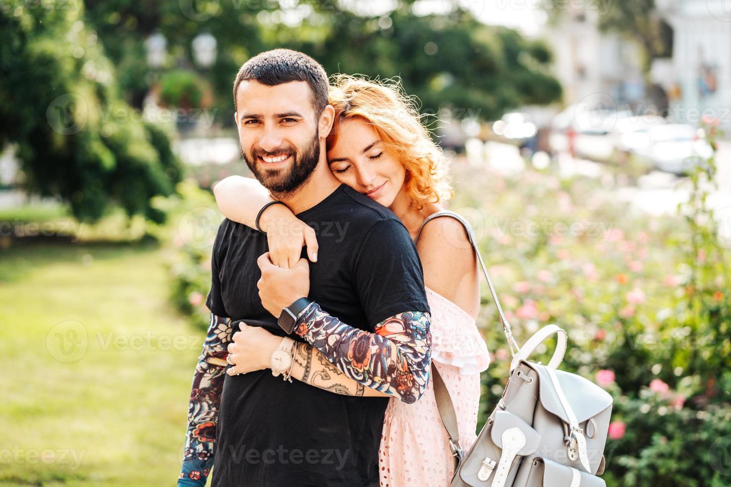 linda pareja en el parque de verano foto