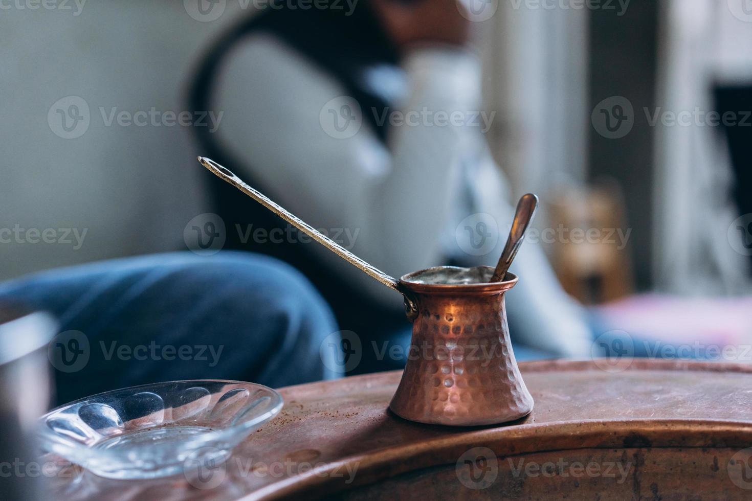 puestos de café vacíos turcos en el borde foto