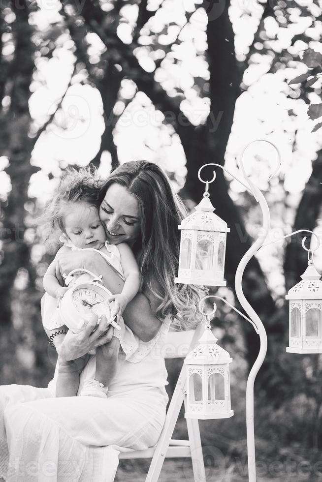 madre e hija en la naturaleza foto