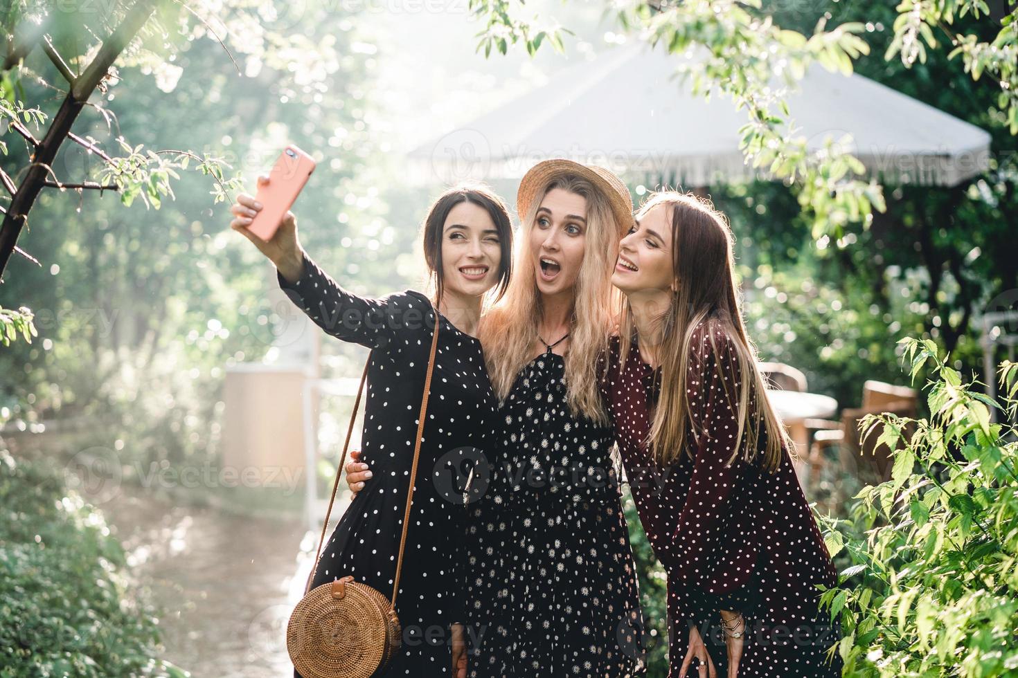 tres chicas en un parque de verano foto