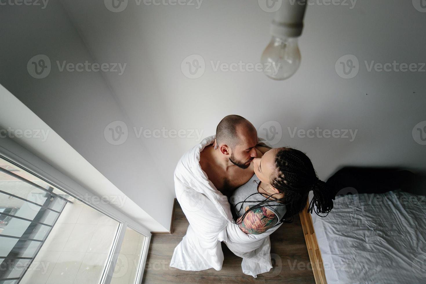 hombre y mujer en el dormitorio foto