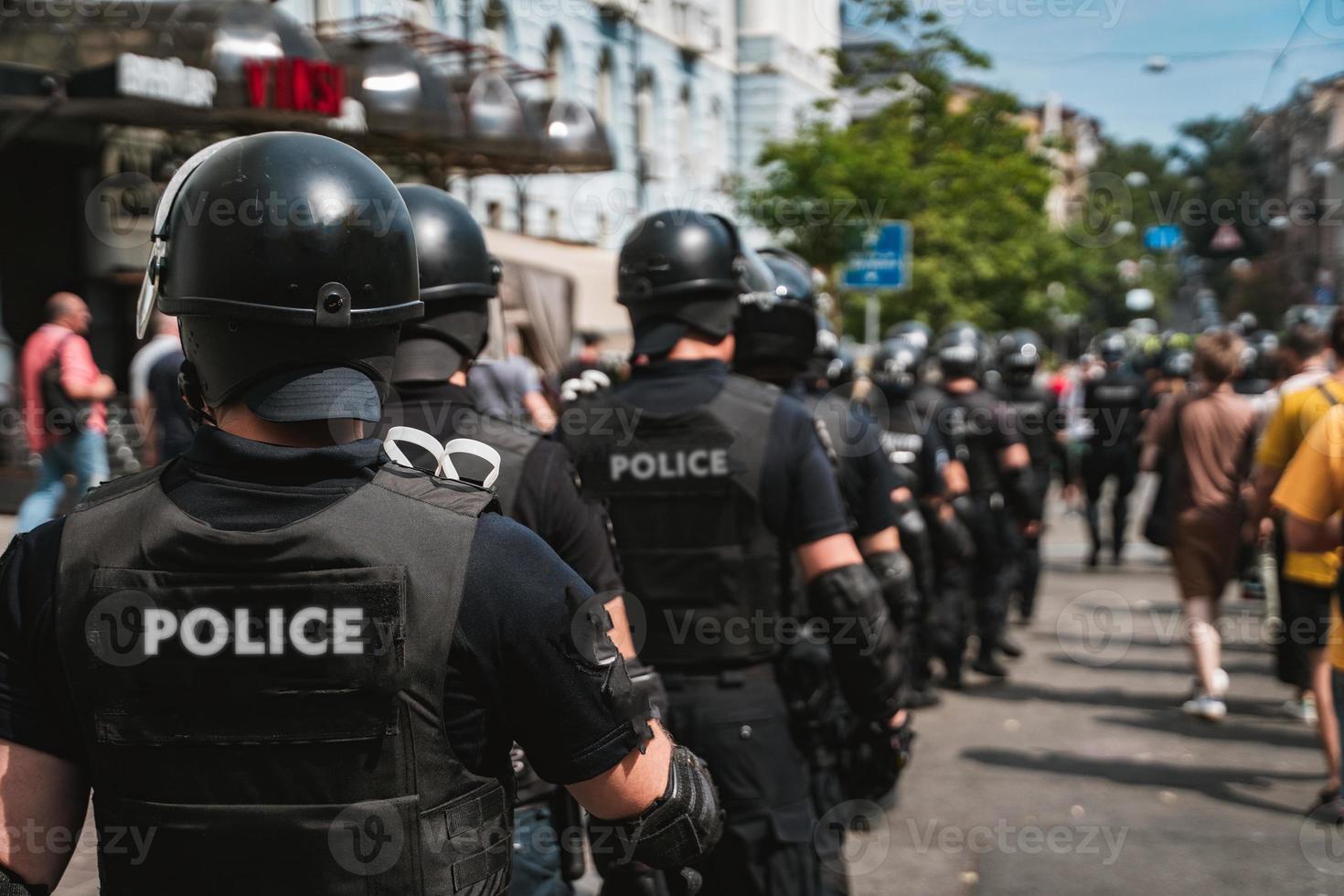 fuerza policial para mantener el orden en la zona durante la manifestación foto