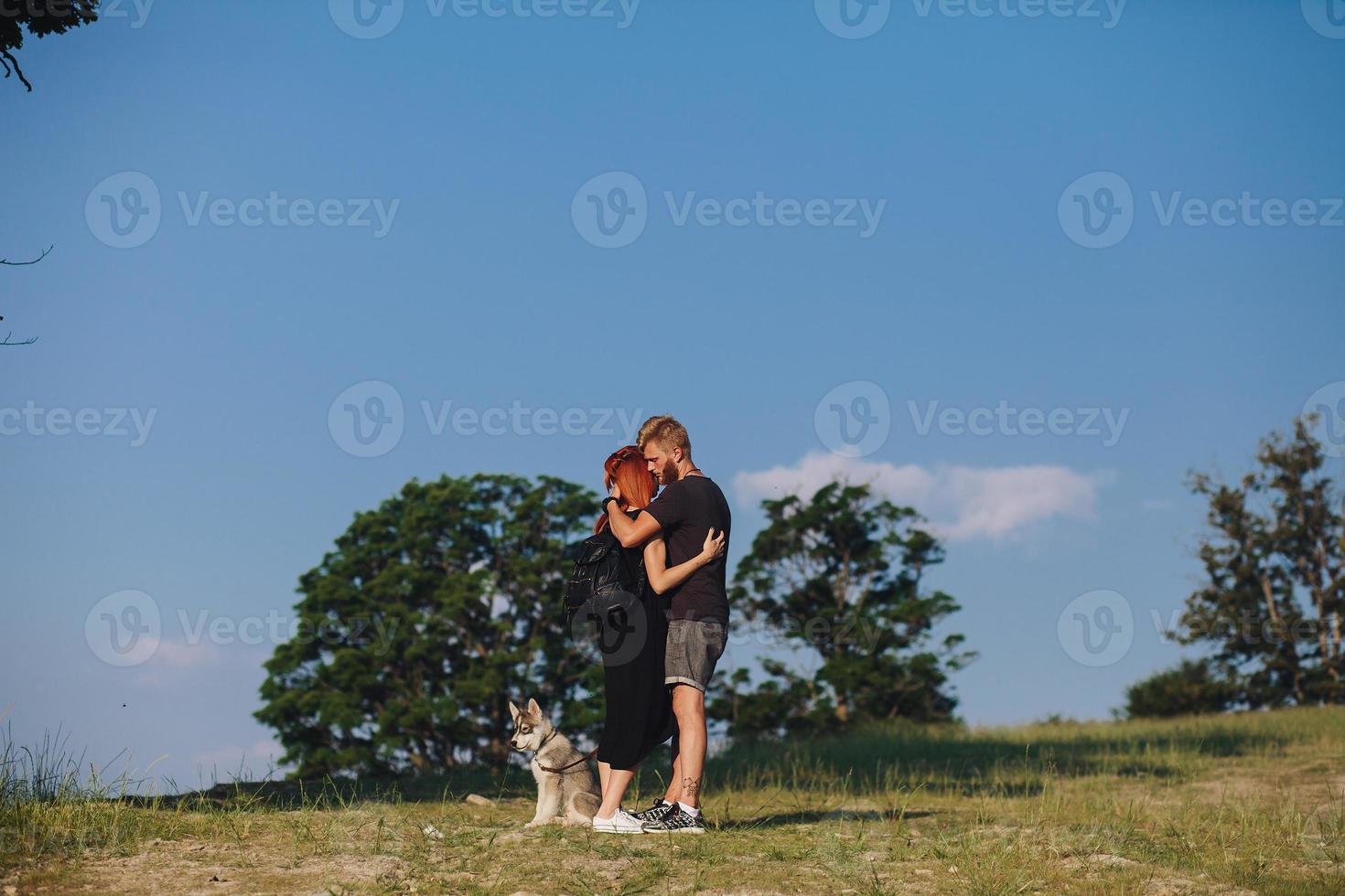 foto de una pareja en la montaña