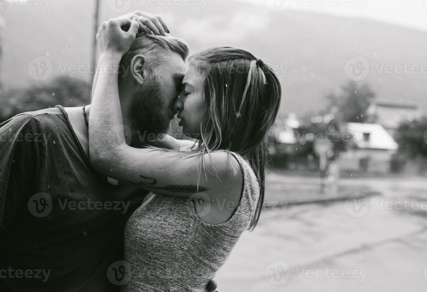 hermosa pareja abrazándose bajo la lluvia foto