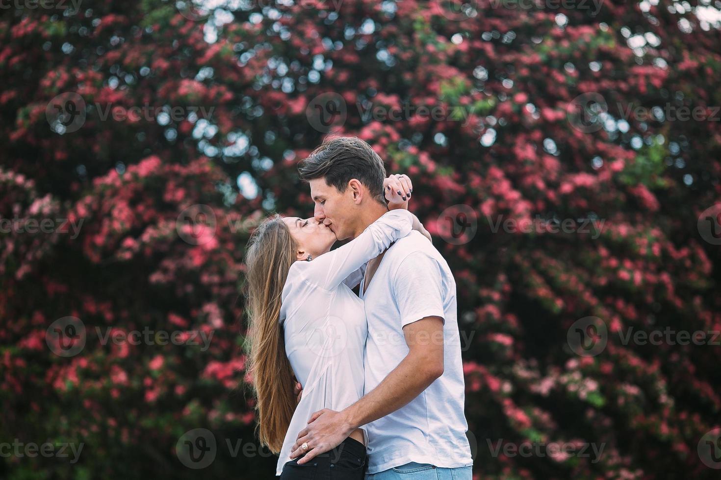 joven pareja feliz enamorada al aire libre foto