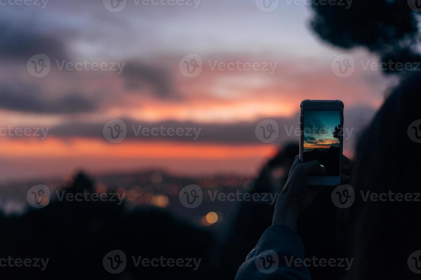 mujer joven tomando foto