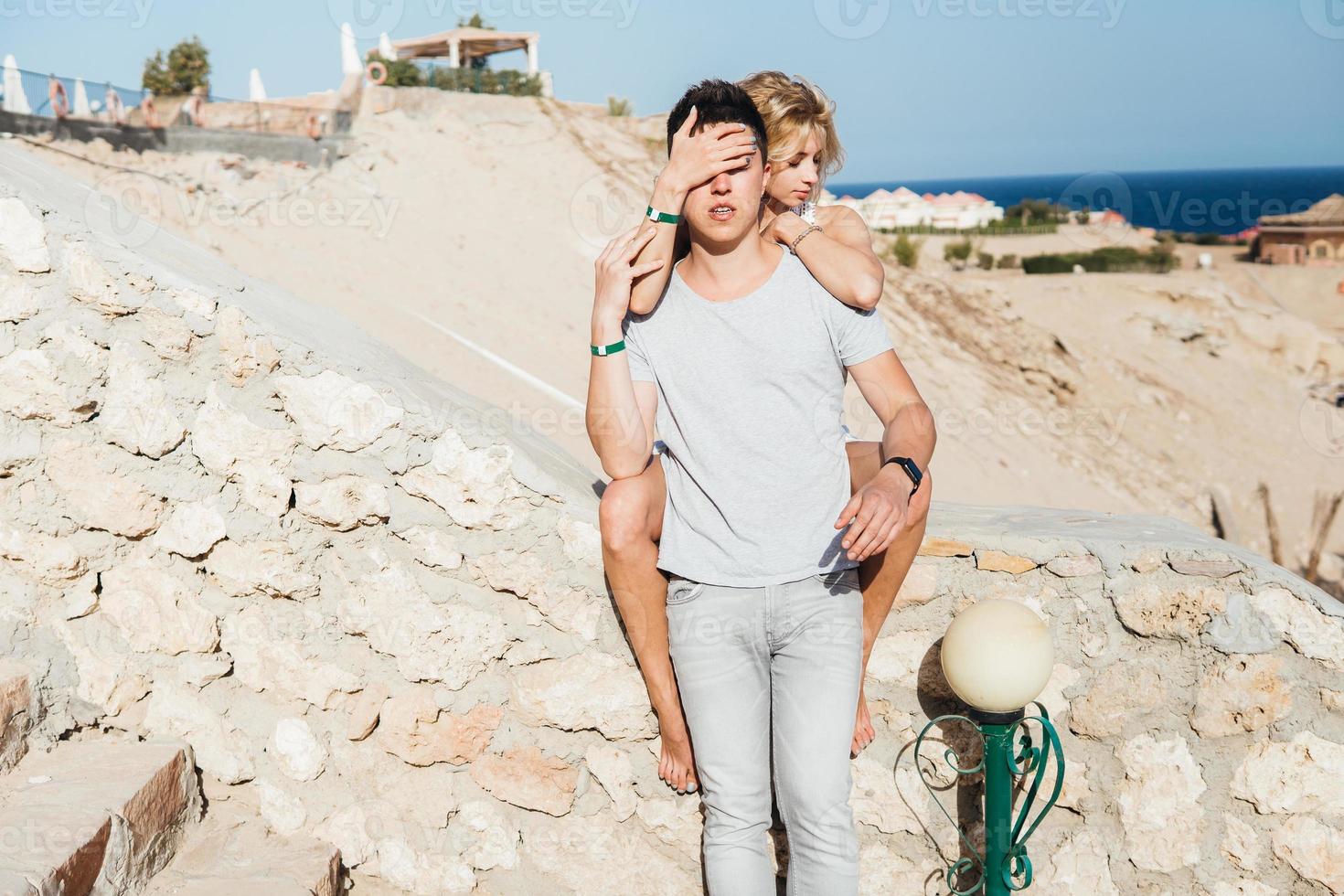 la niña abraza a su novio por la espalda foto