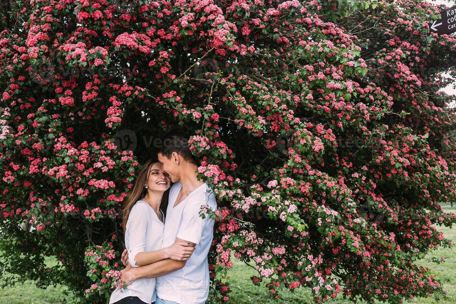 joven pareja feliz enamorada al aire libre foto