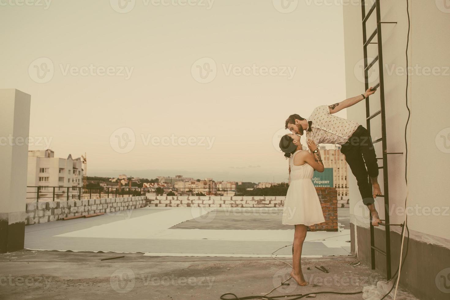 hermosa pareja en la ciudad foto