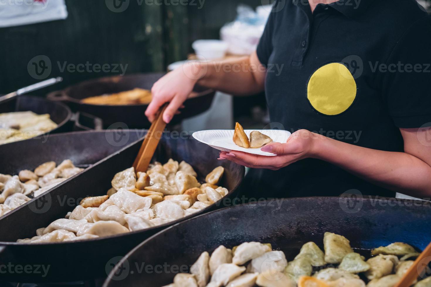 albóndigas con carne, cebollas en una sartén grande de hierro fundido. foto