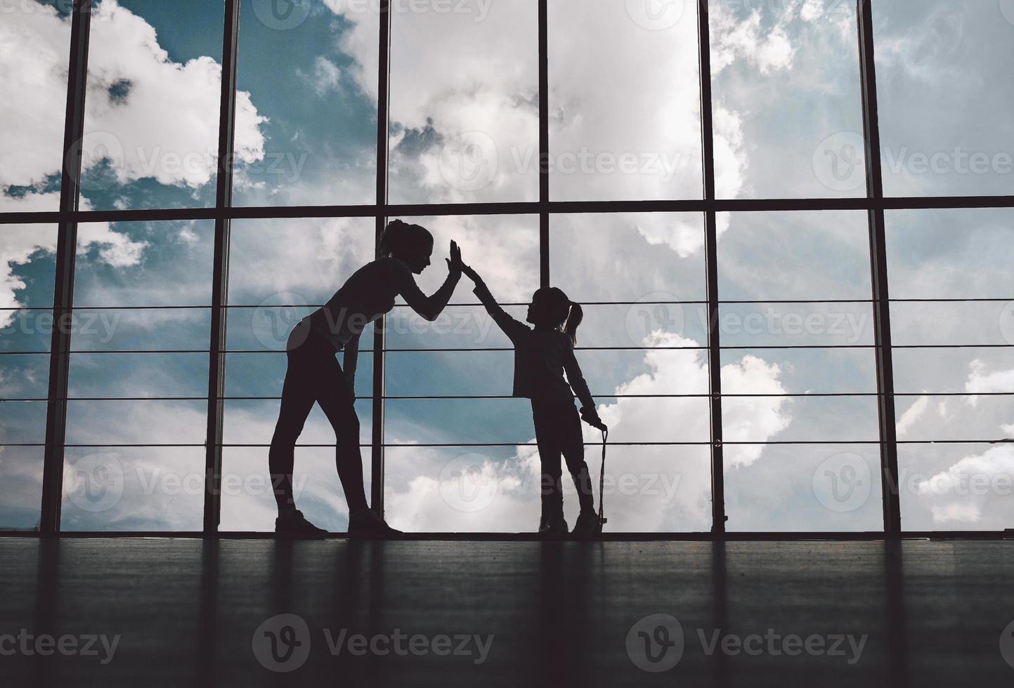 familia encantadora pasa tiempo en el gimnasio foto