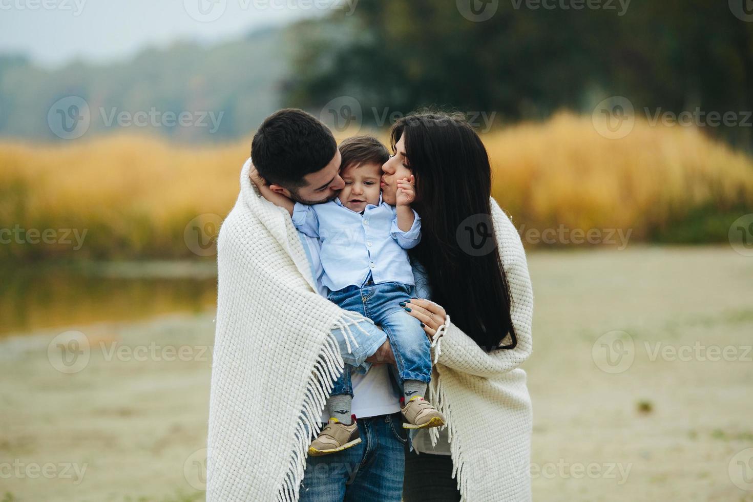 familia joven junta en la naturaleza con un niño pequeño foto