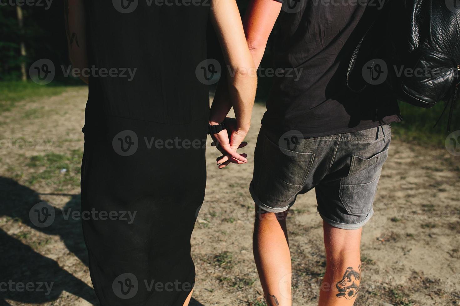 hermosa pareja de pie en un bosque foto