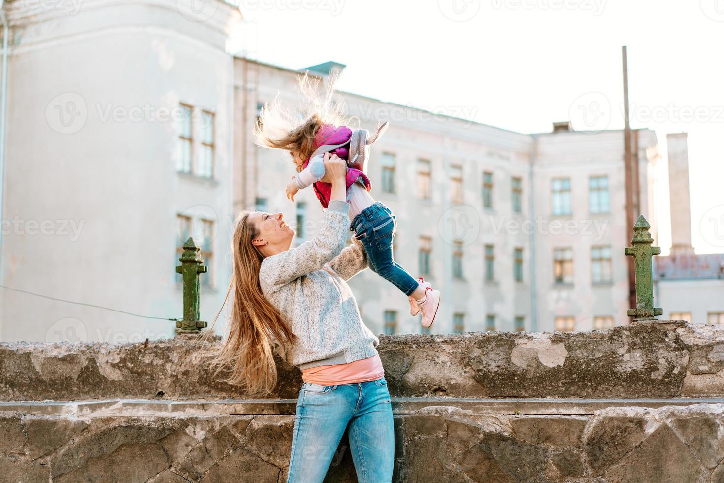 mamá y niña jugando, divirtiéndose foto