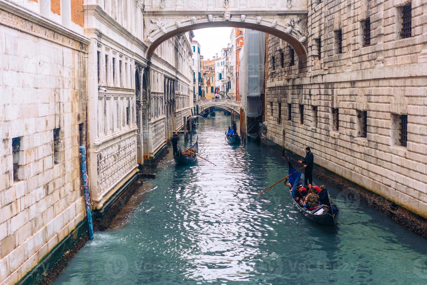canal veneciano con casas antiguas y barcos foto