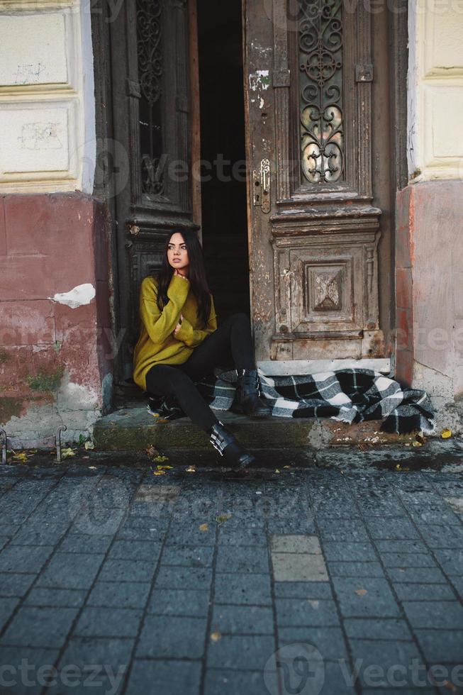 hermosa mujer cerca de las puertas antiguas foto