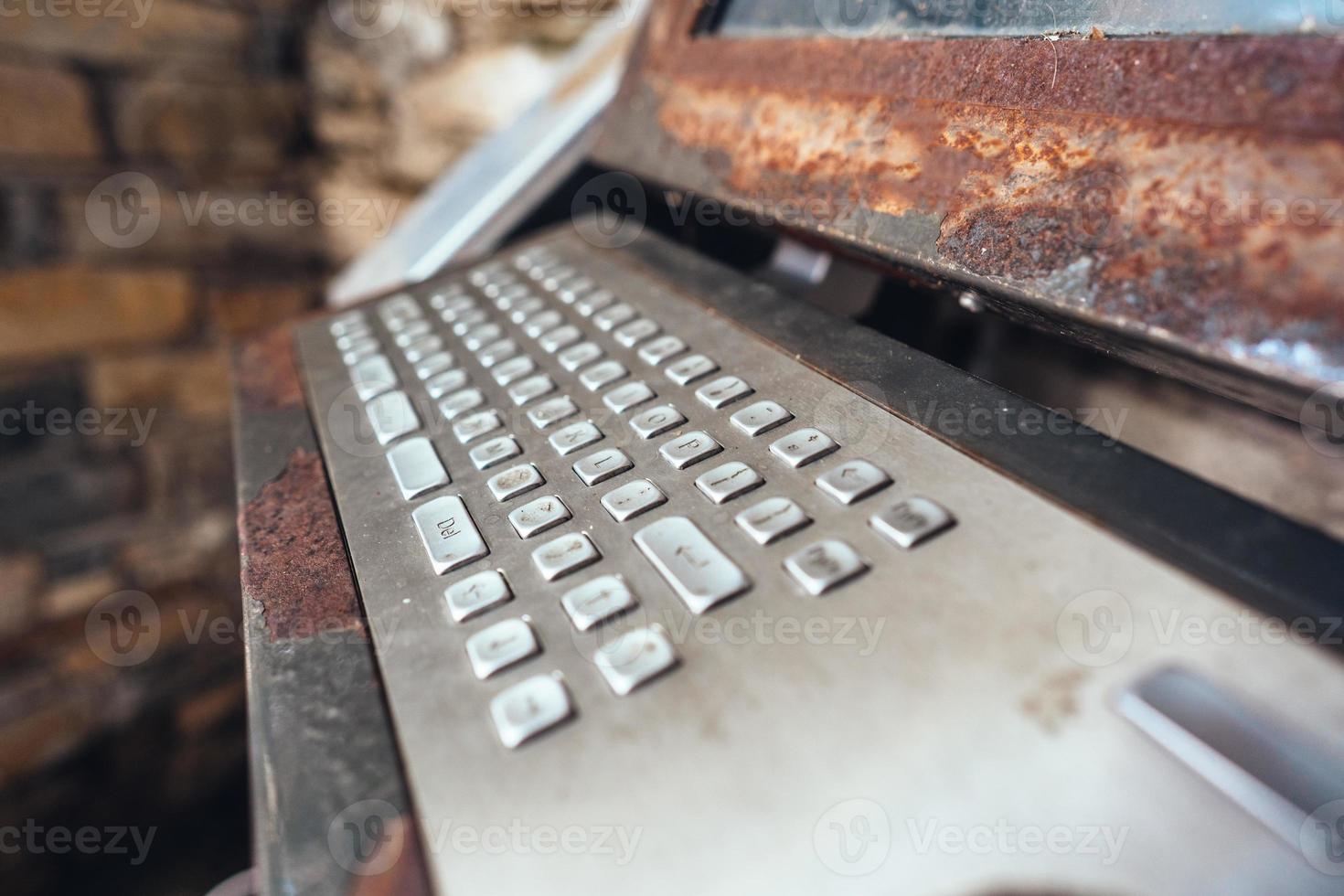 computadora muy vieja, teclado oxidado con monitor foto