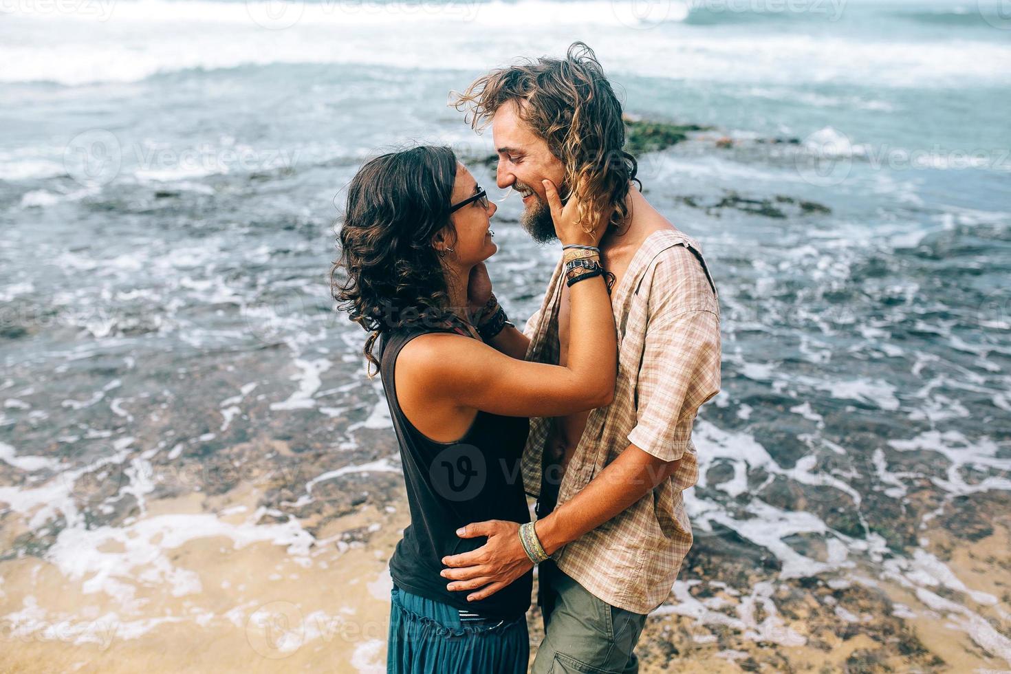 pareja en una playa tropical foto