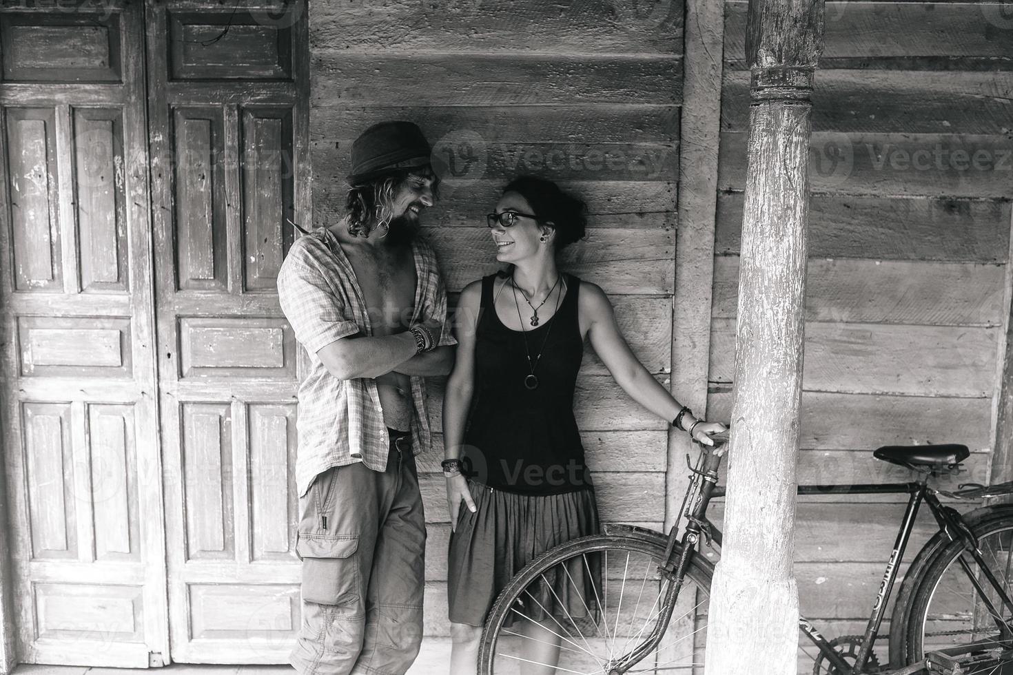 chico y la chica en la casa foto