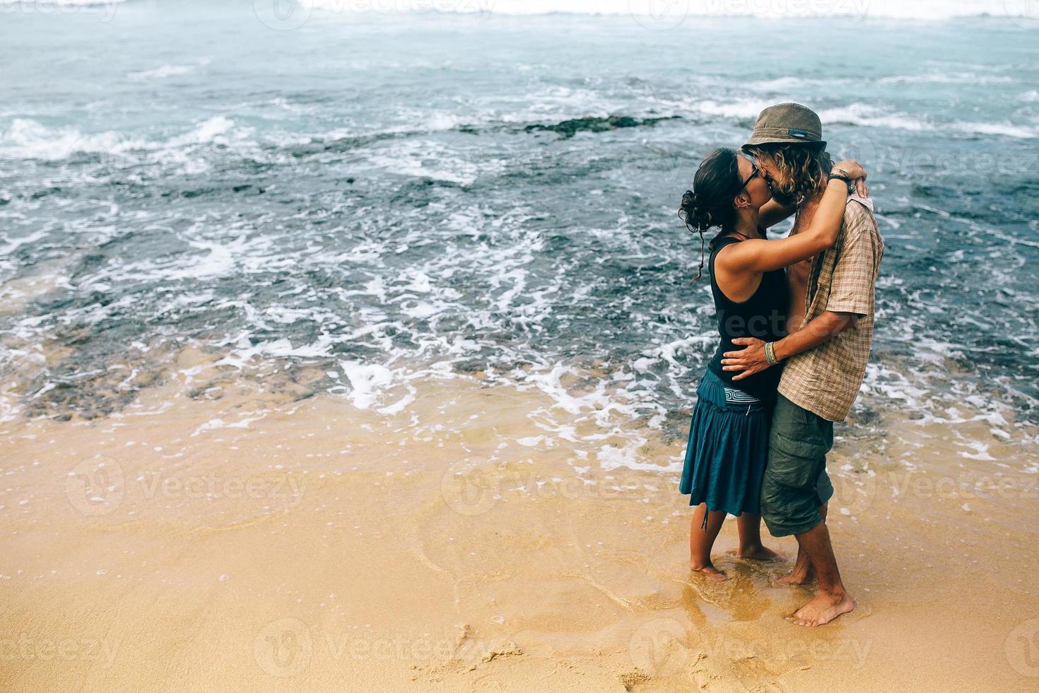 pareja en una playa tropical foto