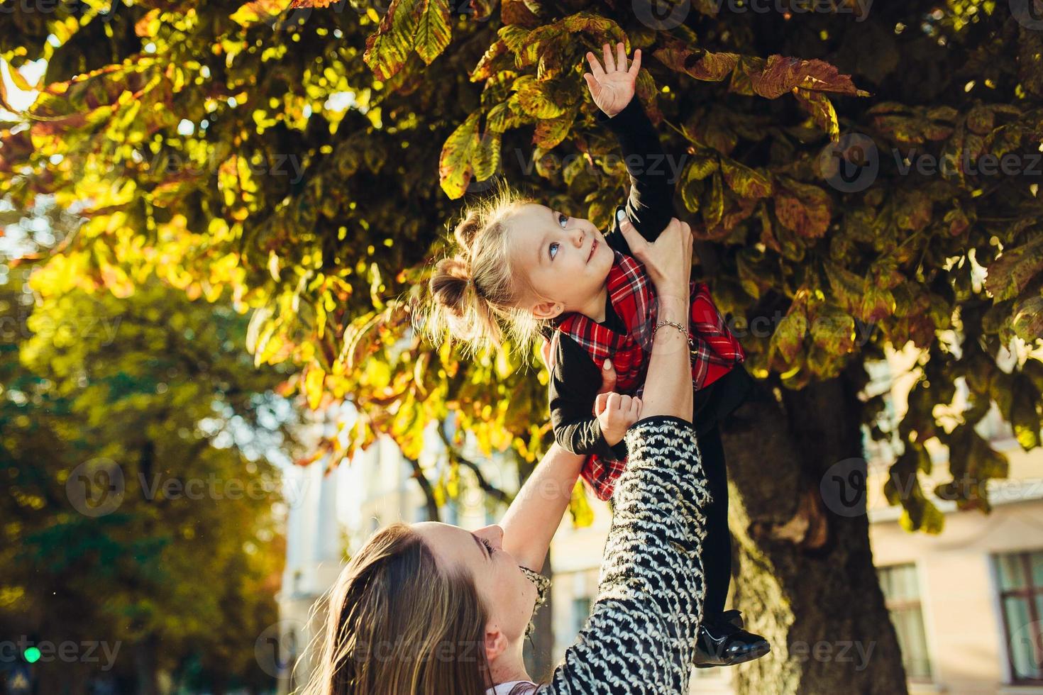 madre e hija jugando en un parque foto
