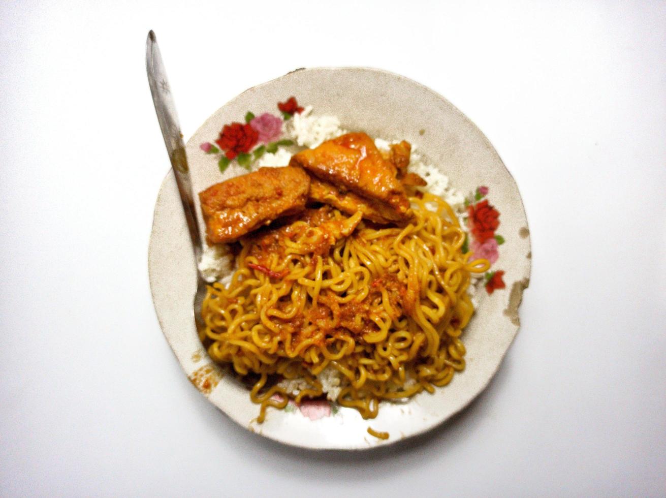 Fried noodles with fried rice and tempeh photo